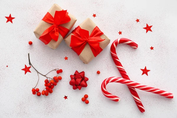 Složení Vánočními Dárky Cukrovinkami Jeřábovými Bobulemi Bílém Pozadí — Stock fotografie