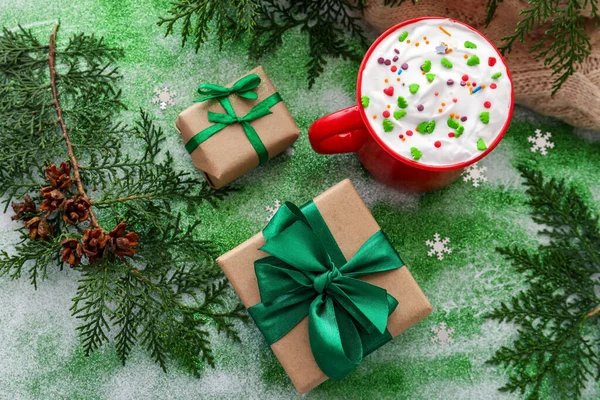Composición Con Regalos Navidad Ramas Thuja Taza Sabroso Cacao Sobre —  Fotos de Stock