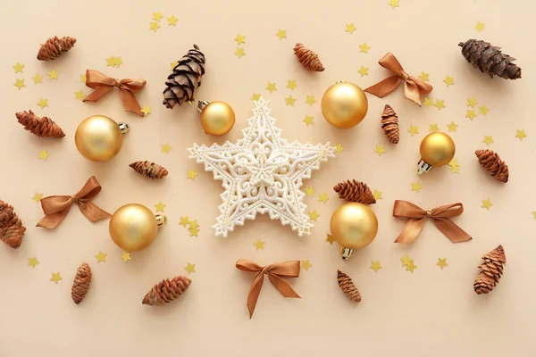 Krásné Vánoční Dekorace Borovicové Šišky Barevném Pozadí — Stock fotografie
