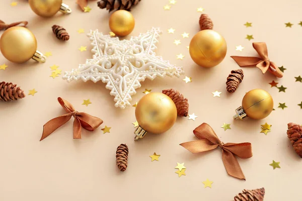 Hermosas Decoraciones Navidad Conos Pino Sobre Fondo Color —  Fotos de Stock