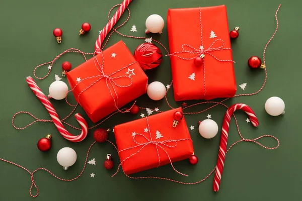 Composición Con Hermosos Regalos Navidad Decoraciones Sobre Fondo Verde — Foto de Stock