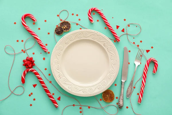 Weihnachten Tischdekoration Mit Zuckerstangen Auf Farbigem Hintergrund — Stockfoto