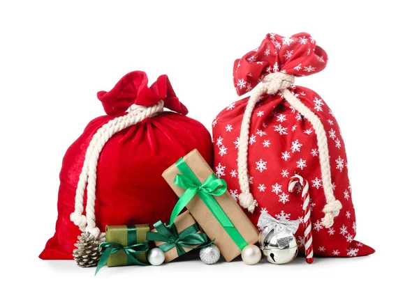Weihnachtsmanntaschen Mit Dekorationen Und Geschenken Auf Weißem Hintergrund Stockbild