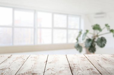 Odanın içi boş, ahşap bir masa.