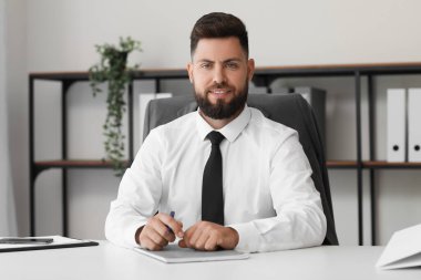 Masadaki yakışıklı banka müdürü.