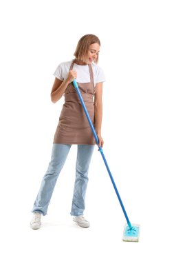 Beyaz arka planda paspası olan güzel bir kadın.