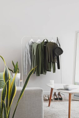 Modern oturma odasında şık süveterler ve çantalarla doldur.