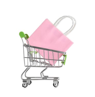 Beyaz arka planda kese kağıdı olan bir alışveriş arabası. Kara Cuma indirimi