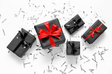 Beyaz arka planda konfeti olan hediyeler. Kara Cuma indirimi