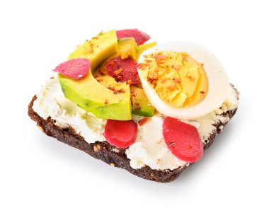 Kaynamış yumurta ve beyaz arka planda avokado ile lezzetli tost.