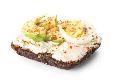 Kaynamış yumurta ve beyaz arka planda avokado ile lezzetli tost.