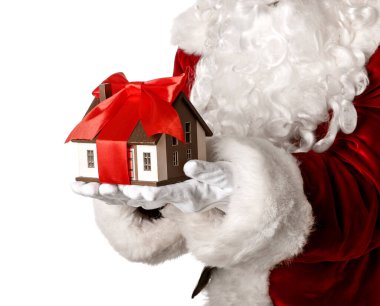 Noel Baba ve ev modeli beyaz arka planda, yakın plan.