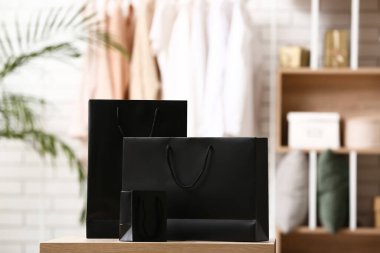 Mağazadaki alışveriş torbaları. Kara Cuma indirimi