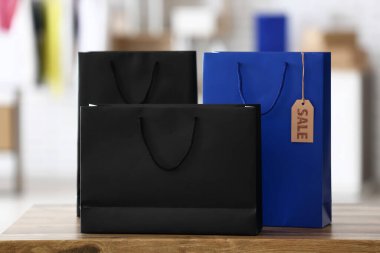 Tezgahtaki alışveriş torbaları. Kara Cuma indirimi