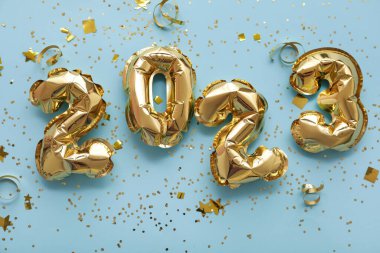 Şekil 2023 mavi arka planda konfetili balonlardan yapılmıştır.