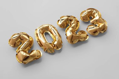 Gri arkaplandaki balonlardan yapılmış 2023 şekli