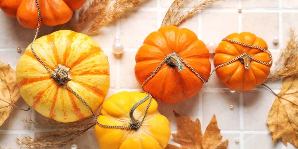 Ripe Pumpkins Autumn Leaves Light Background Top View — Stock Photo, Image