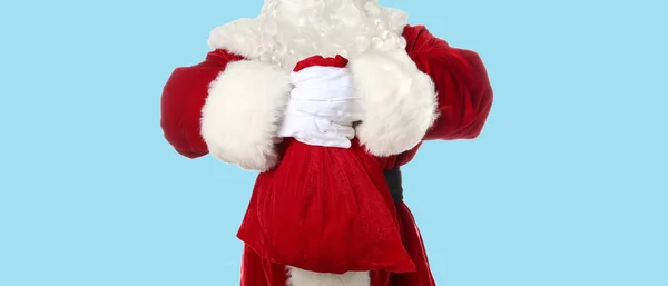 Weihnachtsmann Mit Tasche Auf Hellblauem Hintergrund — Stockfoto