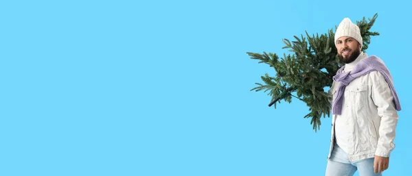 Schöner Mann Mit Weihnachtsbaum Auf Hellblauem Hintergrund Mit Platz Für — Stockfoto