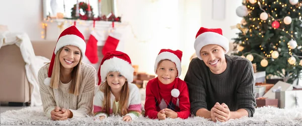 Retrato Familia Feliz Habitación Decorada Para Navidad — Foto de Stock