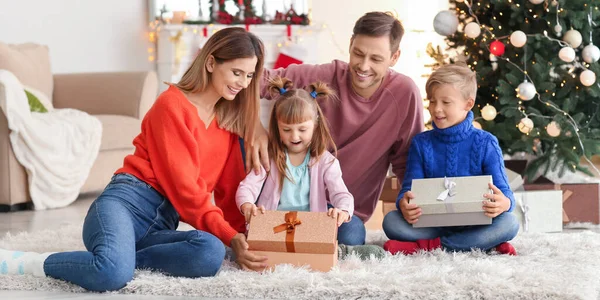 Lycklig Familj Öppna Julklappar Hemma — Stockfoto