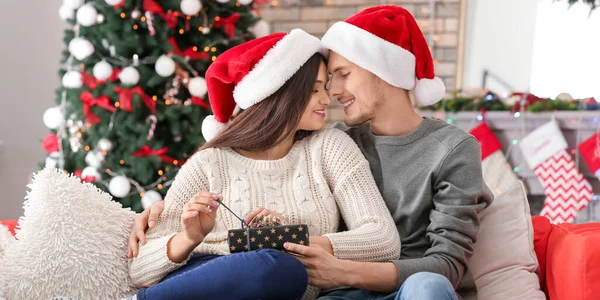 Loving Young Couple Christmas Gift Home — Stock Photo, Image