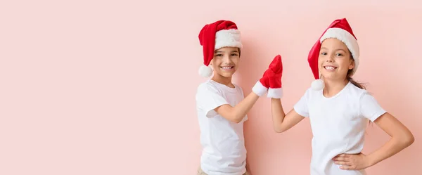 Glada Små Barn Santa Hattar Ger High Five Till Varandra — Stockfoto