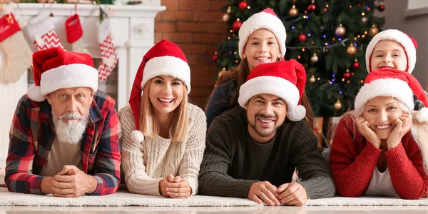 Família Feliz Casa Véspera Natal — Fotografia de Stock
