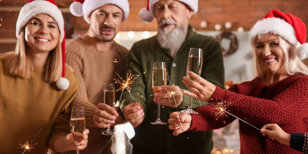 Щаслива Сім Різдвяними Блискітками Келихами Шампанського Вдома — стокове фото