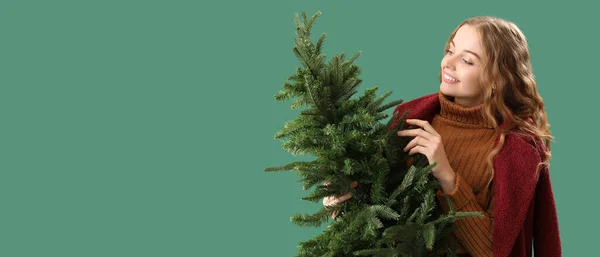 Mooie Jonge Vrouw Met Kerstboom Groene Achtergrond Met Ruimte Voor — Stockfoto