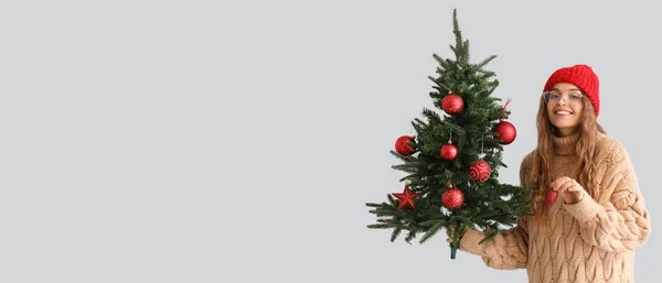 Glückliche Junge Frau Mit Weihnachtsbaum Auf Hellem Hintergrund Mit Platz — Stockfoto