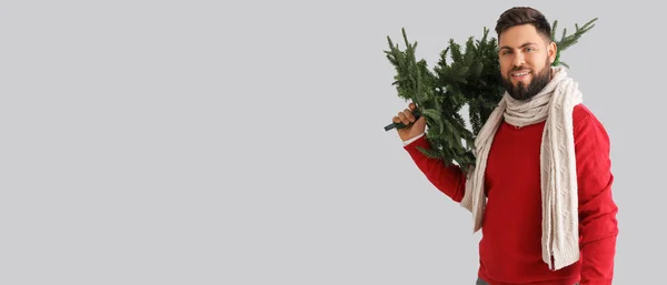 Όμορφος Άνθρωπος Κρατώντας Χριστουγεννιάτικο Δέντρο Στο Φως Φόντο Χώρο Για — Φωτογραφία Αρχείου