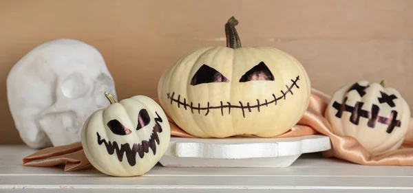 Zucche Halloween Con Facce Disegnate Teschio Sul Tavolo — Foto Stock