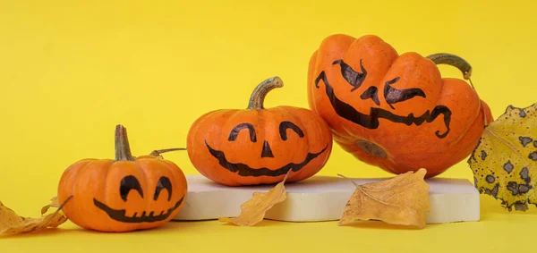 Vicces Halloween Sütőtök Őszi Levelek Sárga Alapon — Stock Fotó