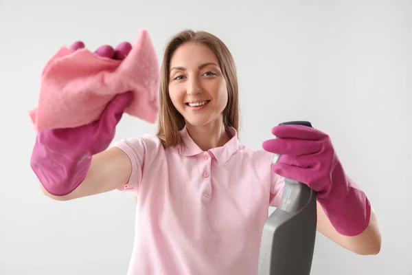 Mujer Joven Con Botella Spray Detergente Trapo Sobre Fondo Claro —  Fotos de Stock