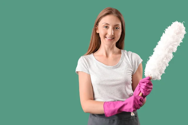Young Woman Duster Green Background — Stock Photo, Image