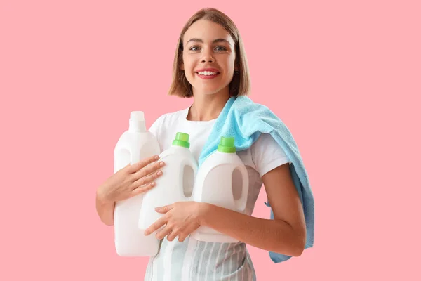 Mujer Bonita Con Botellas Detergente Sobre Fondo Rosa —  Fotos de Stock