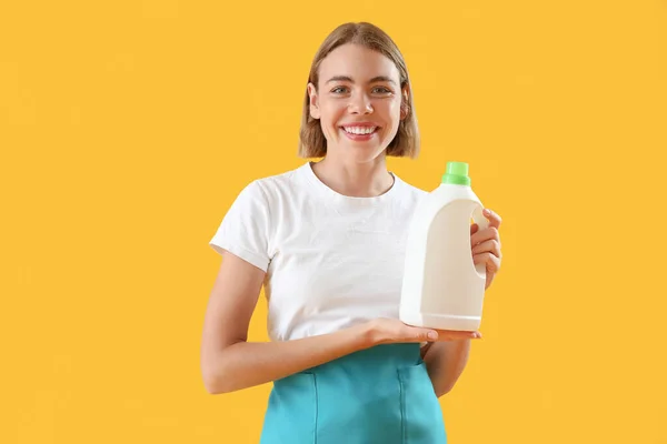 Ładna Kobieta Butelką Detergentu Żółtym Tle — Zdjęcie stockowe