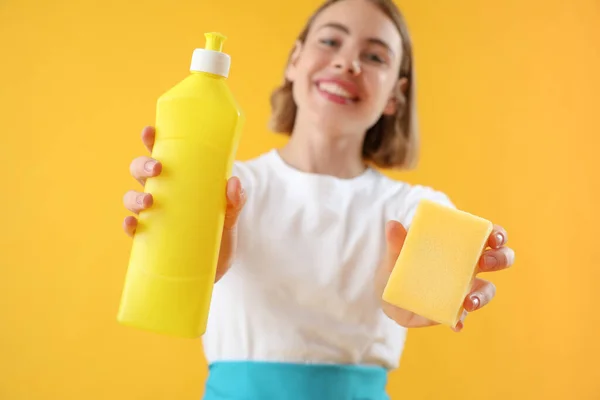 Όμορφη Γυναίκα Πλυντήριο Πιάτων Μπουκάλι Και Σφουγγάρι Κίτρινο Φόντο Closeup — Φωτογραφία Αρχείου