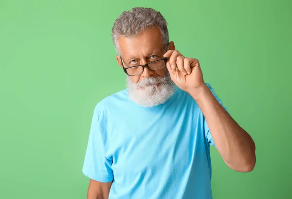 Senior Okularach Zielonym Tle — Zdjęcie stockowe