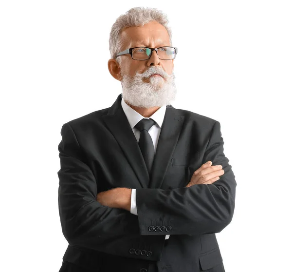 シニアベアドマンで眼鏡と黒のスーツ上の白い背景 — ストック写真