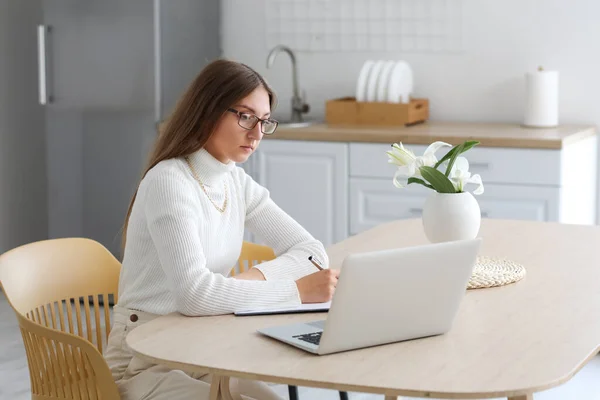 Female Psychologist Video Chatting Patient Table Kitchen — Stock Photo, Image