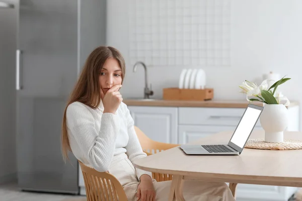 Upset Young Woman Video Chatting Psychologist Table Kitchen — Stock Photo, Image