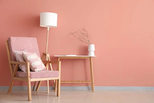 ピンクのアームチェア テーブル ランプ付きのスタイリッシュなリビングルームのインテリア — ストック写真