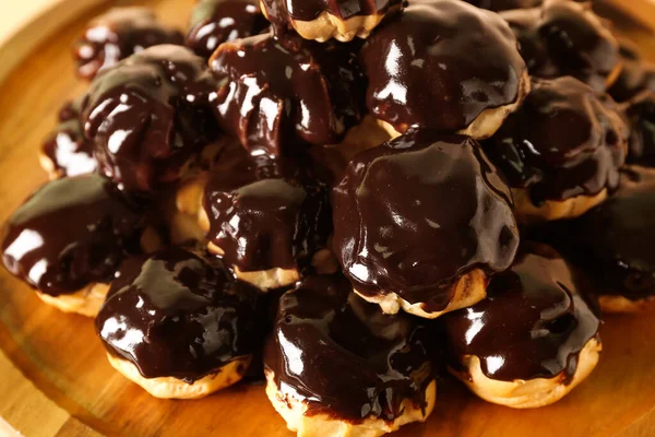 Wooden Dessert Stand Delicious Eclairs Closeup — Stock Photo, Image