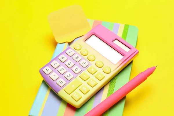 計算機 ノートブック ペンと色の背景に付箋 貯金の概念 — ストック写真