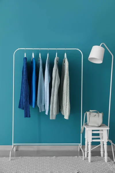 Rack Knitted Sweaters Blue Wall Room — Stock Photo, Image