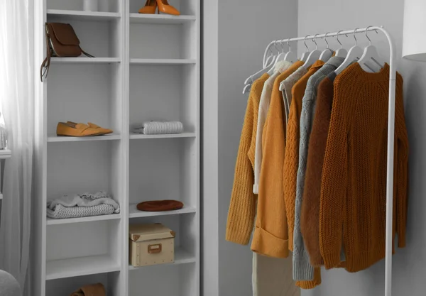 Rack Knitted Sweaters Modern Room — Stock Photo, Image