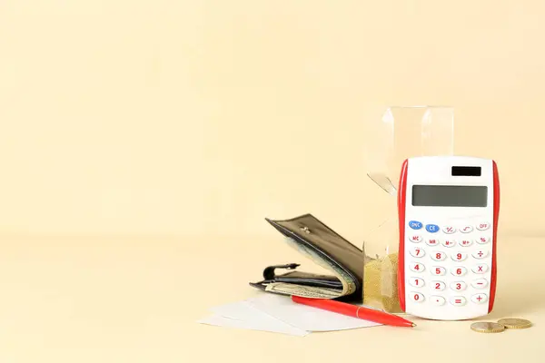 ベージュの背景にペン 砂時計で計算機 予算概念 — ストック写真
