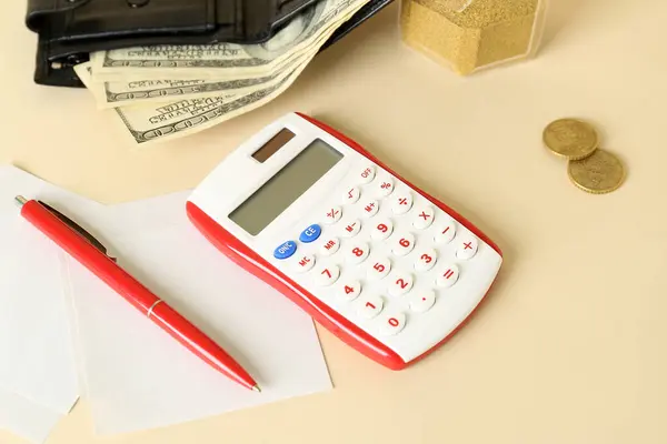 Калькулятор Ручкой Липкими Заметками Бежевом Фоне Крупным Планом Концепция Бюджета — стоковое фото